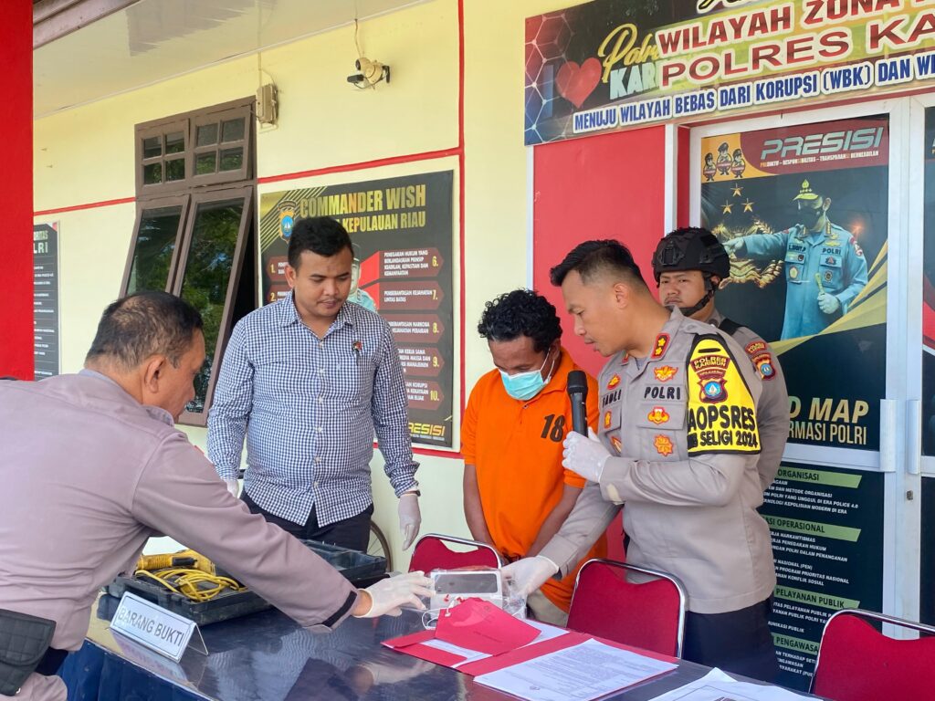 Kapolres Karimun AKBP Fadli Agus saat menggelar konferensi pers di Polsek Tebing, siang tadi. (ft yudi)