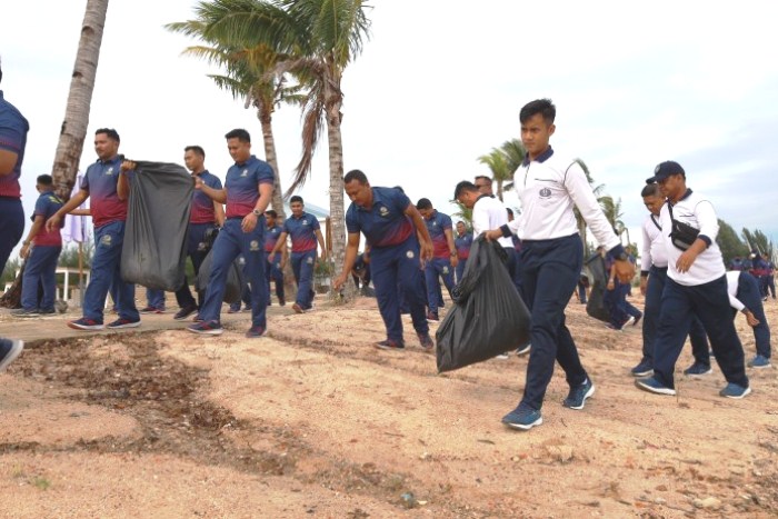 Personel Lantamal IV Batam Turut Bersihkan Pantai Bengkong di HUT ke-18 Bakamla RI