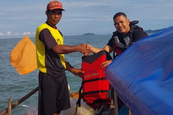 Perwakilan DKP Kepri saat memberikan life jacket kepada seorang nelayan, kemarin. (ft dkpkepri)