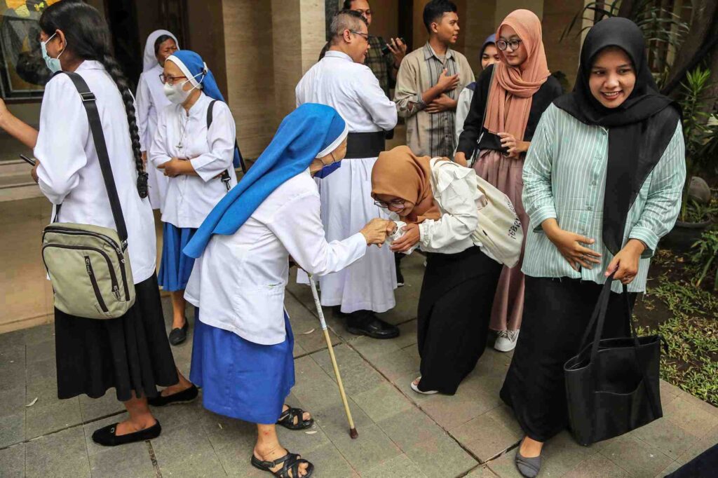 Suasana silutarahmi antar pemeluk agama dan kepercayaan di Semarang, pada Perayaan Natal 2023 lalu. (ft antara)