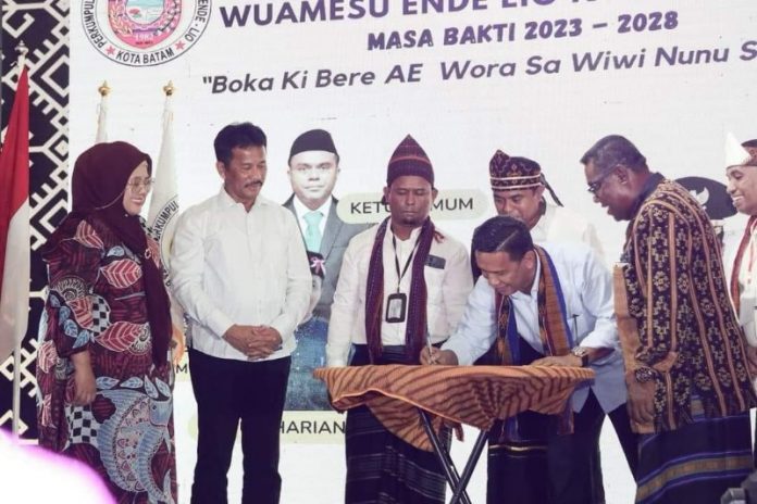 Marlin Agustina dan Muhammad Rudi Kenakan Pakaian Adat Suku Ende