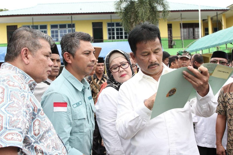 Bagikan 1.960 Sertifikat Lahan ke Warga Kampung Tua Batuampar, Muhammad Rudi dan Marlin: Jangan Disekolahkan!