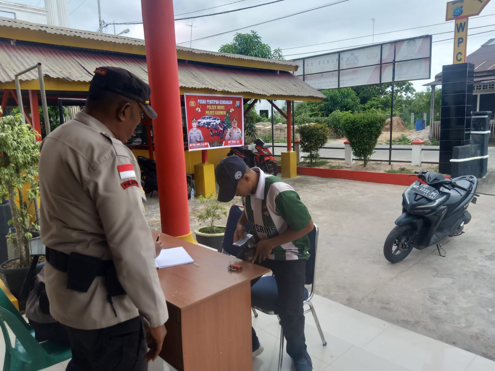 Polsek Moro Sulap Kantornya Jadi Tempat Penitipan Kendaraan Warga yang Libur Natal dan Tahun Baru