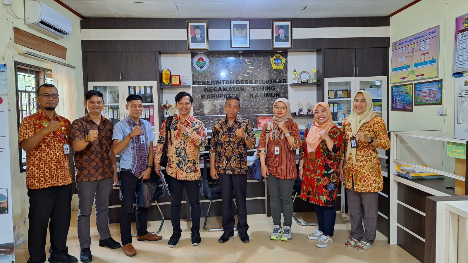 Duta Digital bersama dengan Kemendes dan Kepala Desa Pongkar saat mengunjungi desa tersebut, beberapa waktu lalu. (ft dok lendoot_)