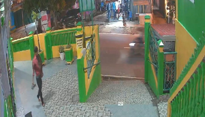 Aksi pencuri kotak amal di Masjid Fastabiqul Khairrat, Sungai Ayam, Kecamatan Tebing, belum lama ini. (ft ss cctv masjid)