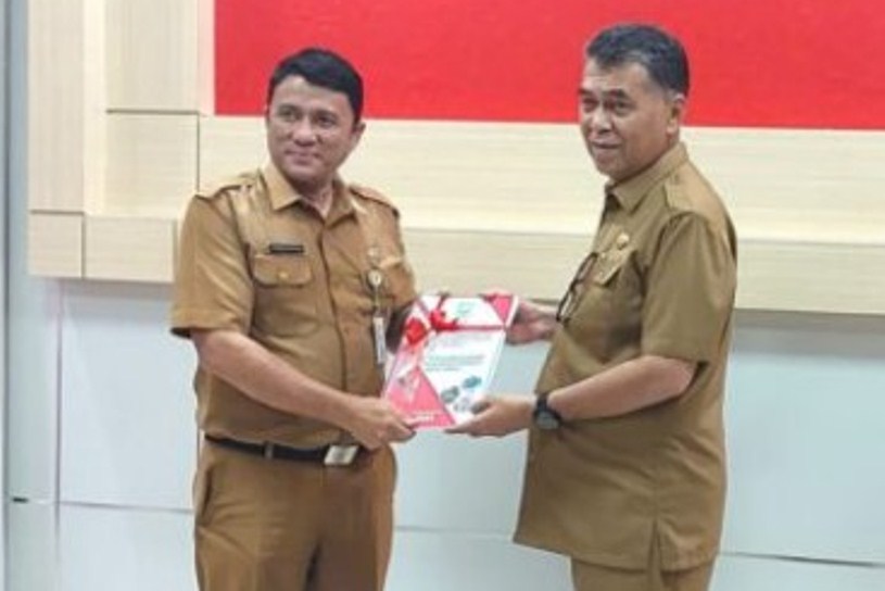 Bupati Wan Siswandi (kanan) saat menyerahkan DIPA, kemarin. (Ft kominfonatuna)