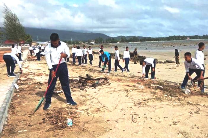 HUT ke-61 KOWAL dan Sambut Hari Dharma Samudera, Lanal Ranai Gelar Aksi Bersih-bersih Pantai