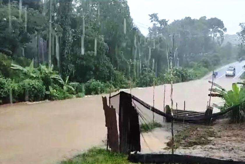Curah Hujan Tinggi, Genangan Air Ganggu Akses Jalan Sungai Ulu ke Ranai