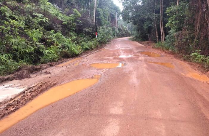 Jalan rusak di Singkep Barat yang akan diperbaiki dua perusahaan di kawasan itu, besokj. (ft wandi)