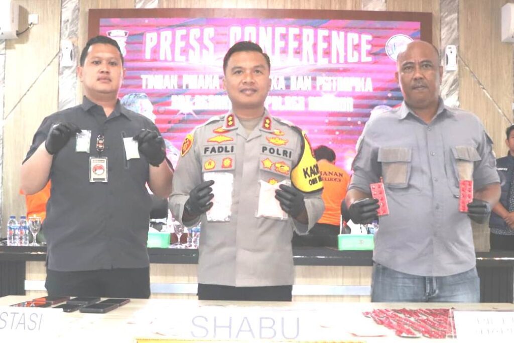 Kapolres Karimun AKBP Fadli Agus (tengah) saat konferensi pers terkait tangkapan Narkoba, pagi tadi. (ft yudi)