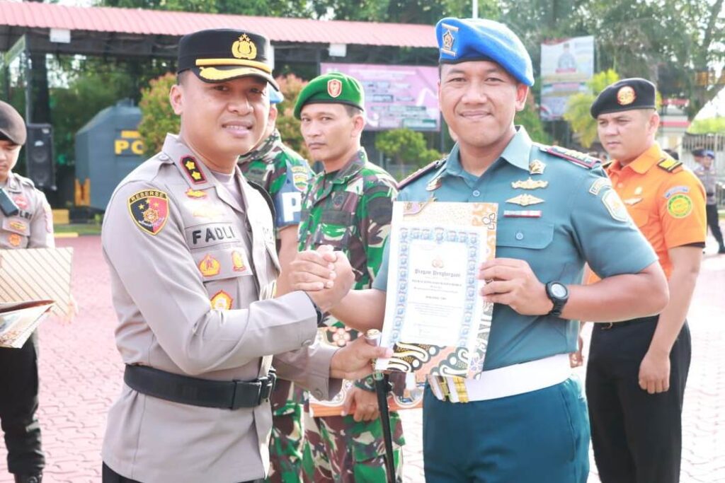 Kapolres saat memberikan penghargaan kepada salah satu instansi vertikal di Karimun di Mapolres Karimun, pagi tadi. (ft yudi)