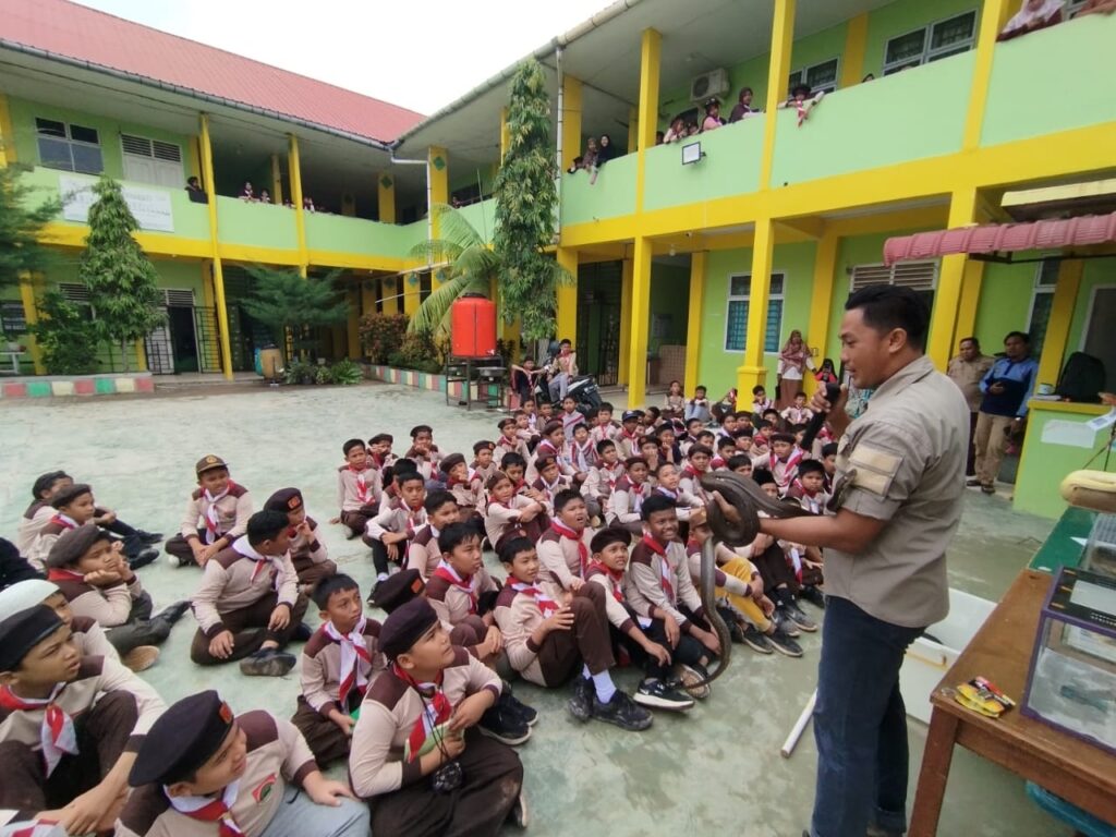 Komunitas Reptil Karimun (Korek) saat melakukan edukasi kepada para peserta Perkasa di SDS IT 010 Cendikia Karimun, pagi tadi. (yudi)