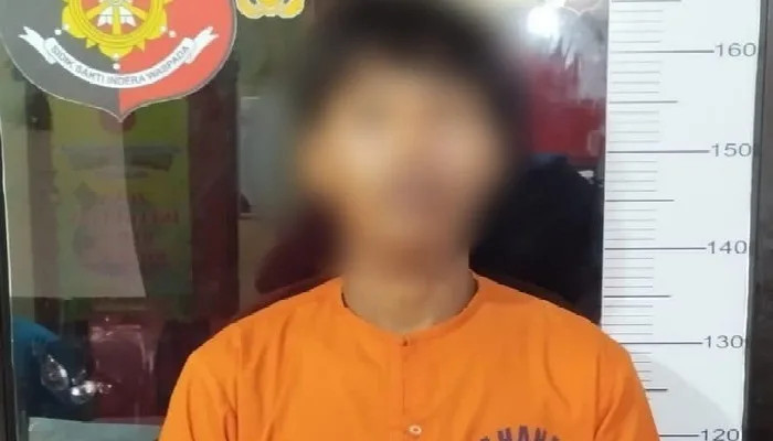 MAS (18), pemuda yang menjadi tersangka penganiayaan di Mapolres Lingga, kemarin. (Ft humaspolreslingga)
