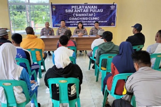 Satlantas Polres Karimun saat menyosialisasikan program Simantap di Pulau Buru, pagi tadi. (ft yudi)