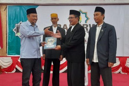 Staf Ahli Bupati Bidang SDM Isnaeni (kiri) saat menutup Rakerwil Hidayatullah di Gedung Nasional, pagi tadi, (ft yudi)
