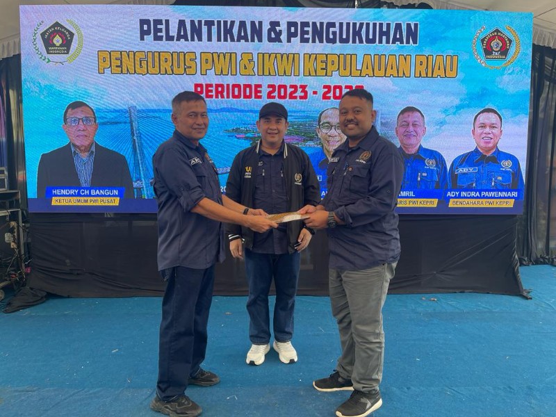 Ketua Bidang Organisasi PWI Pusat, Zulmansyah Sekedang (tengah), menyaksikan Sekretaris PWI Kepri, Amril serahkan SK pada Qori Ul Fitra (kanan), yang diamanahkan menjadi Ketua PWI Persiapan Batam. (ft dok pwikepri)