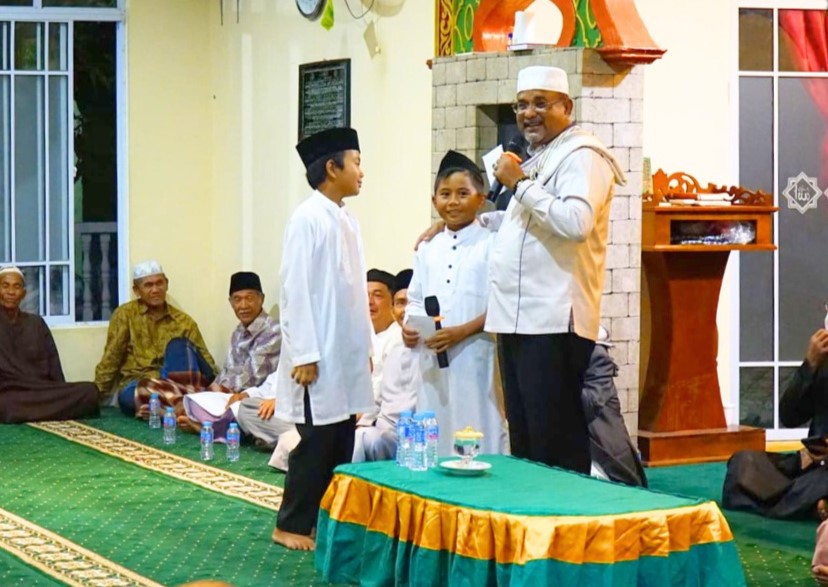 Bupati Aunur Rafiq hadiri peringatan Isra Miraj di Masjid Pamak, tadi malam. (ft yudi)