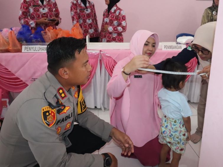 Peduli Stunting, Bhayangkari Porles Karimun Beri Vitamin A kepada 23 Anak Karimun