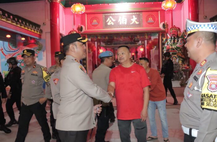 Kapolres Lingga saat memastikan keamanan Malam Tahun Baru Imlek 2024 di salah satu klenteng di Kabupaten Lingga. (ft humaspolreslingga)