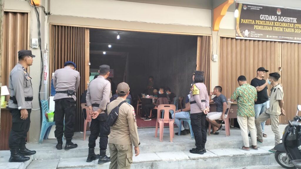 Kapolsek Meral saat memimpin langsung pengamanan rapat pleno PPK Meral, pagi tadi. (ft yudi)