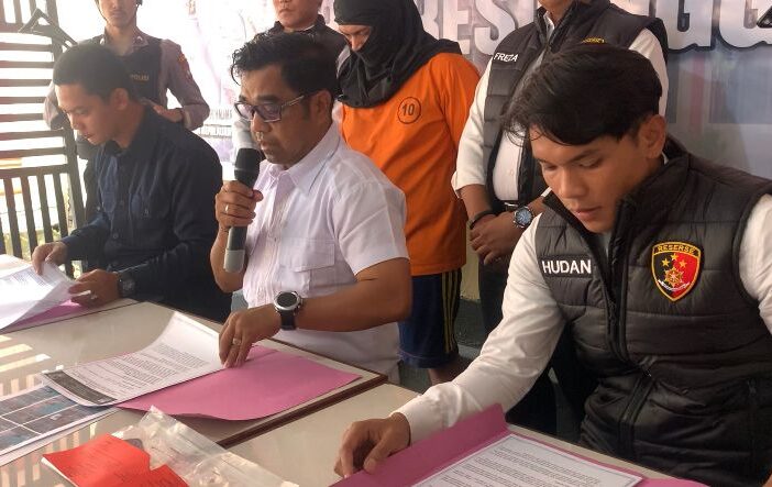 Kasat Reskrim Polres Lingga (kedua dari kiri) saat menggelar press konferensi kasus ITE (ft wandi)