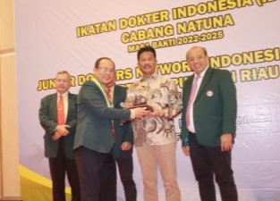 Ketua IDI Kepri, Yanuarman saat memberikan cenderamata kepada Wali Kota Batam Muhammad Rudi saat pelantikannya, kemarin. (ft restu)