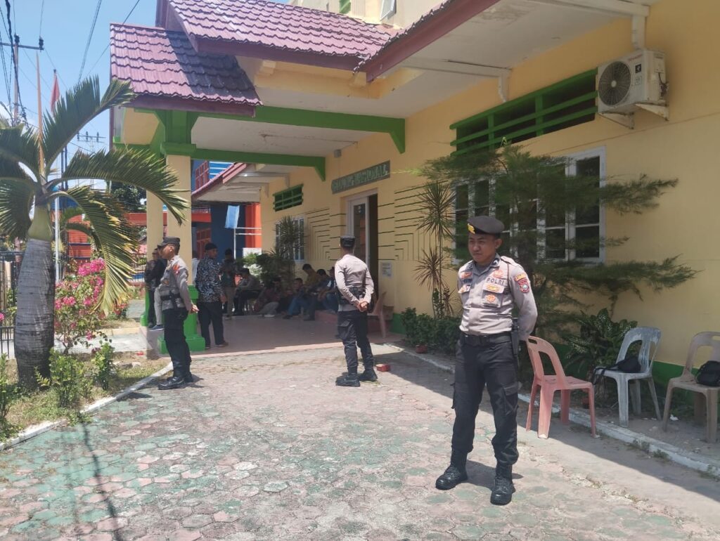 Polisi menjaga ketat Gedung Nasional tempat berlangsungnya rapat pleno KPU, siang tadi. (ft yudi)