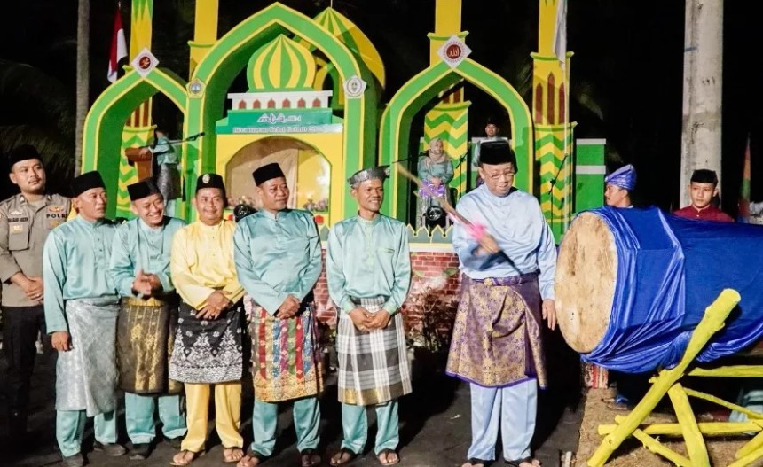 Wakil Bupati Karimun, Anwar Hasyim memukul gong tanda dibukanya ajang MTQ ke-1 Tingkat Kecamatan Selat Gelam . (ft diskominfokarimun)
