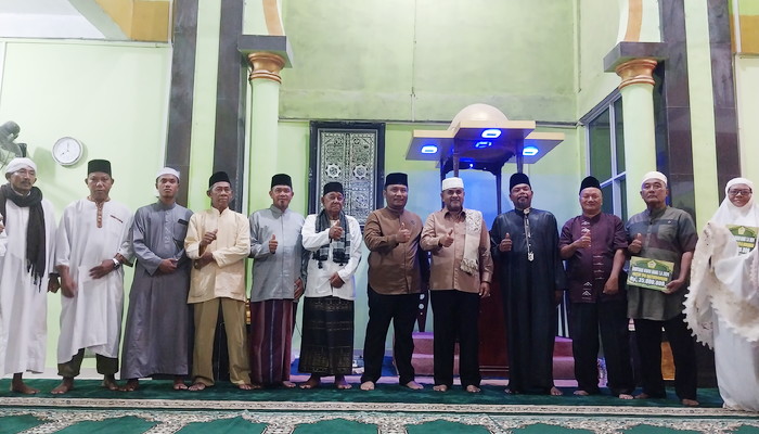 Bupati Aunur Rafiq bersama jajarannya serta pengurus masjid berfoto bersama saat Safari Ramadan di Moro, tadi malam. (ft novel)