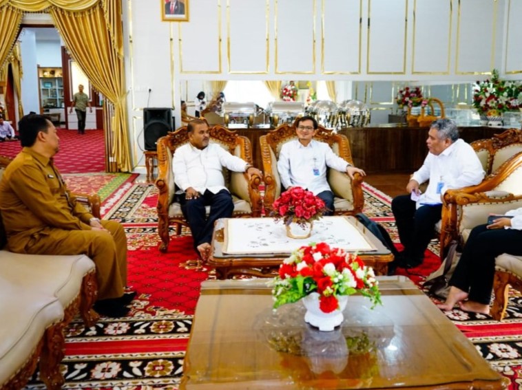 Bupati Aunur Rafiq dan Gubernur Ansar saat bertemu dengan BPKP Kepri di kediaman dinasnya, siang tadi. (ft prokopim)