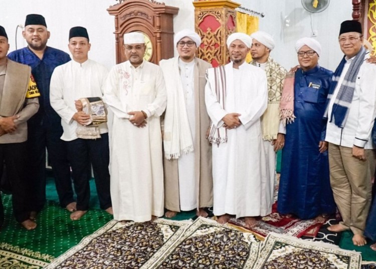 Bupati Aunur Rafiq saat berfoto bersama Habib Alwi usai acara Malam Nuzulul Quran di Madji Ibadurrahman, tadi malam. (ft yudi)