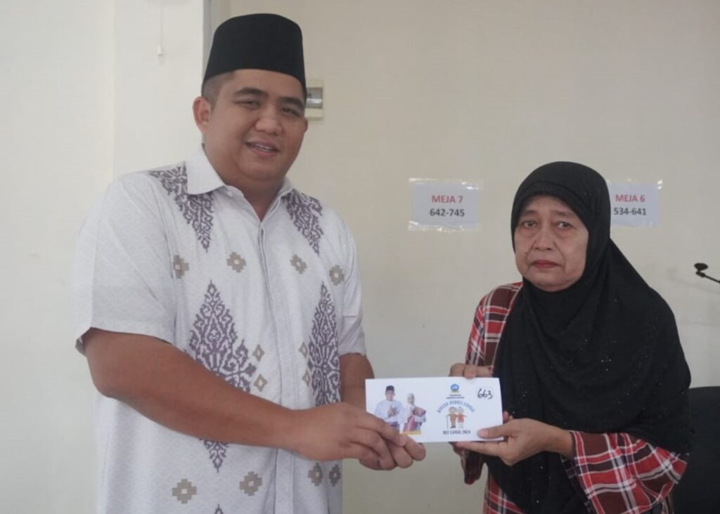 Bupati Roby Kurniawan saat menyerahkan BLT bagi Lansia, pagi tadi. (ft amar)