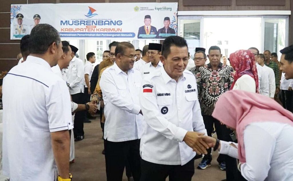 Gubernur Ansar bersama Bupati Aunur Rafis sesaat sebelum membuka Musrenbang Kabupaten Karimun, pagi tadi. (ft kominfokepri)