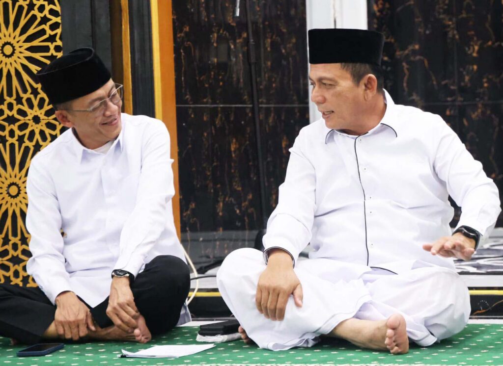 Gubernur Ansar bersama Pj Wako Tanjungpinang Hasan di sela kegiatan di Masjid Nurusaadah Tanjungpinang, malam ini. (ft kominfikepri)
