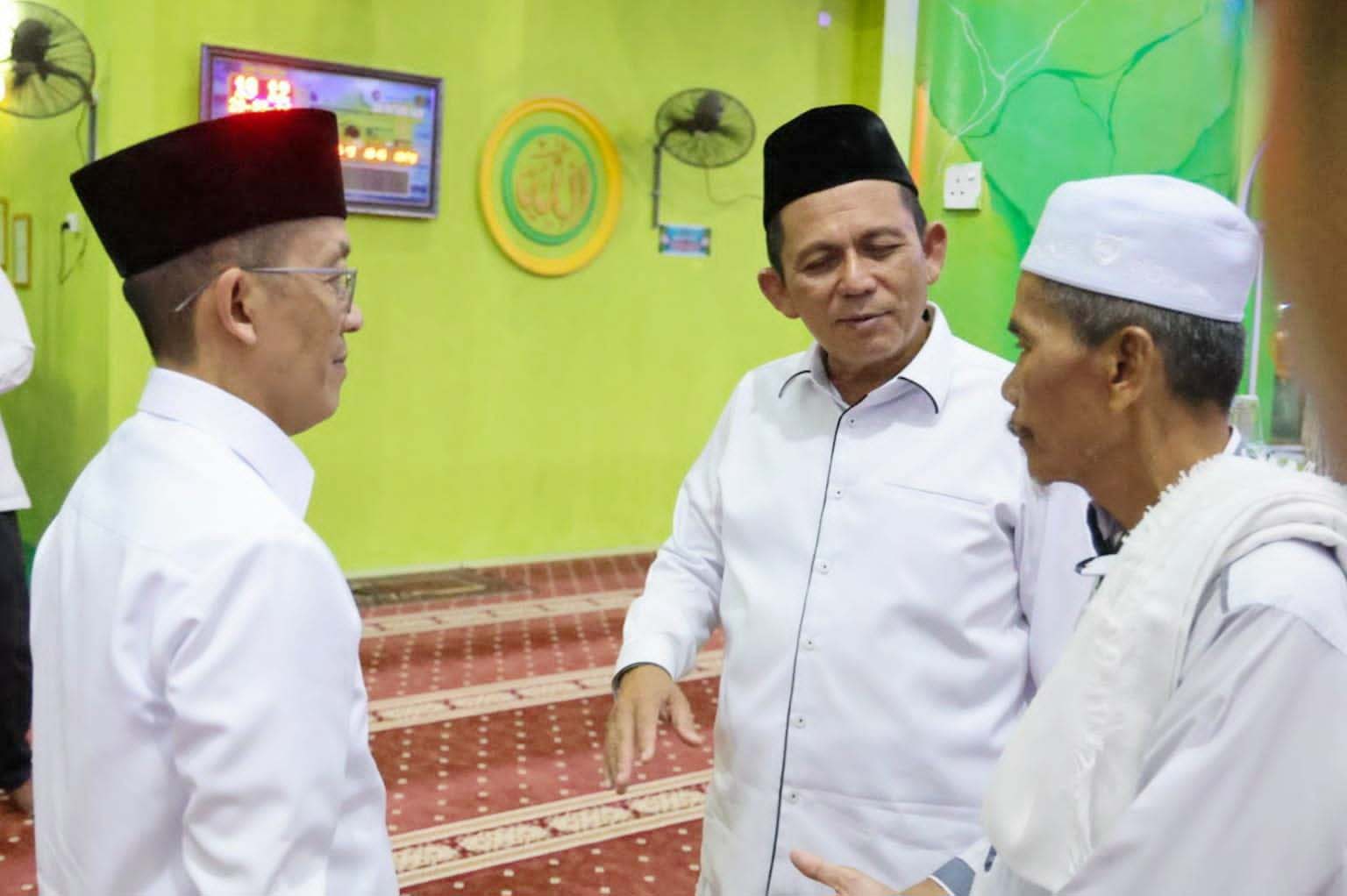 Gubernur Ansar Ahmad saat melakukan safari ramadhan dan Tarawih di Masjid Miftahul Falah, Tanjungpinang, tadi malam. (ft kominfokepri)