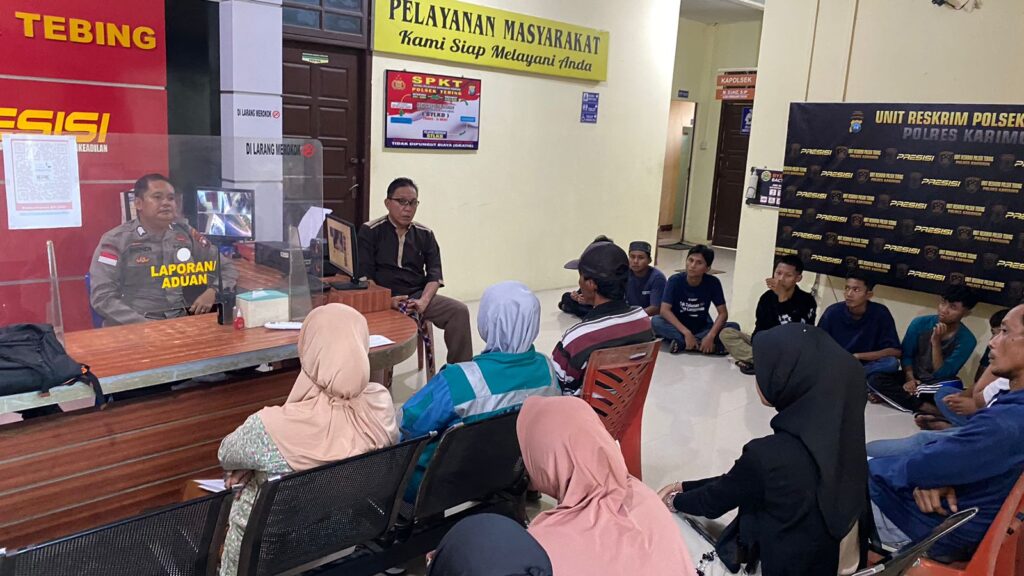 Para pelaku perang sarung saat diamankan polisi dan dipanggil keluarganya, siang tadi. (ft yudi)