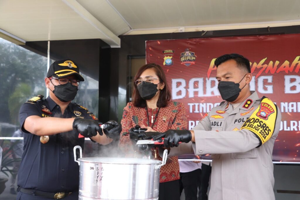 Suasana pemusnahan sabu di Mapolres Karimun, kemarin. (ft humaspolres)