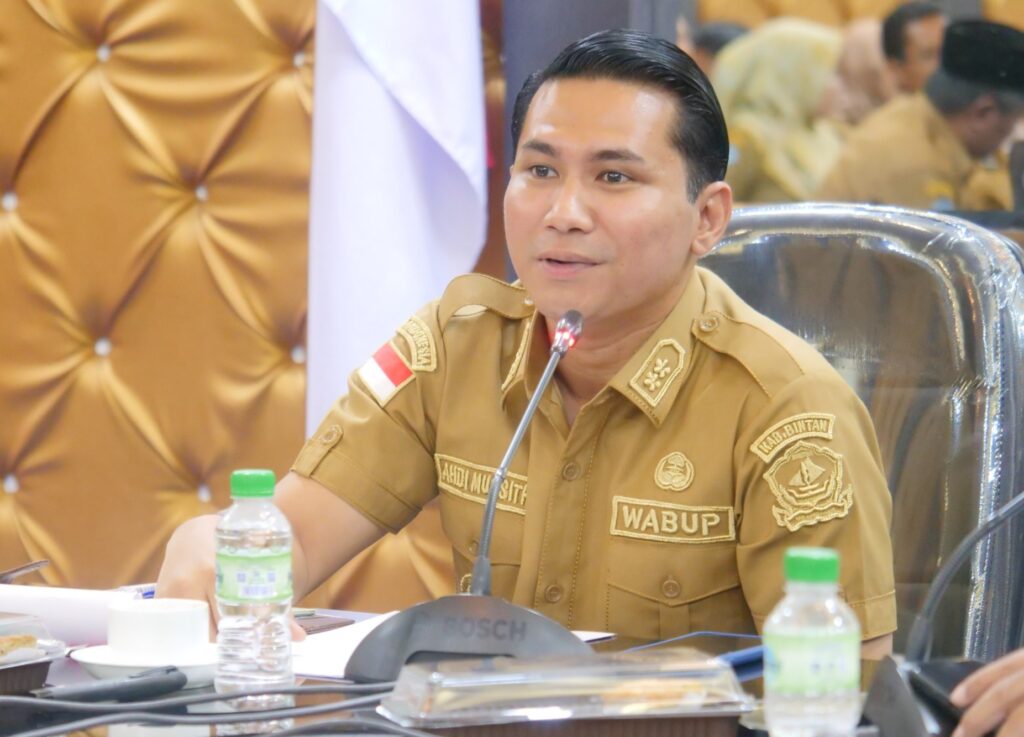 Wabup Bintan Ahdi Muqsith saat memimpir rapat lonjakan harga, kemarin, (ft mcbintan)