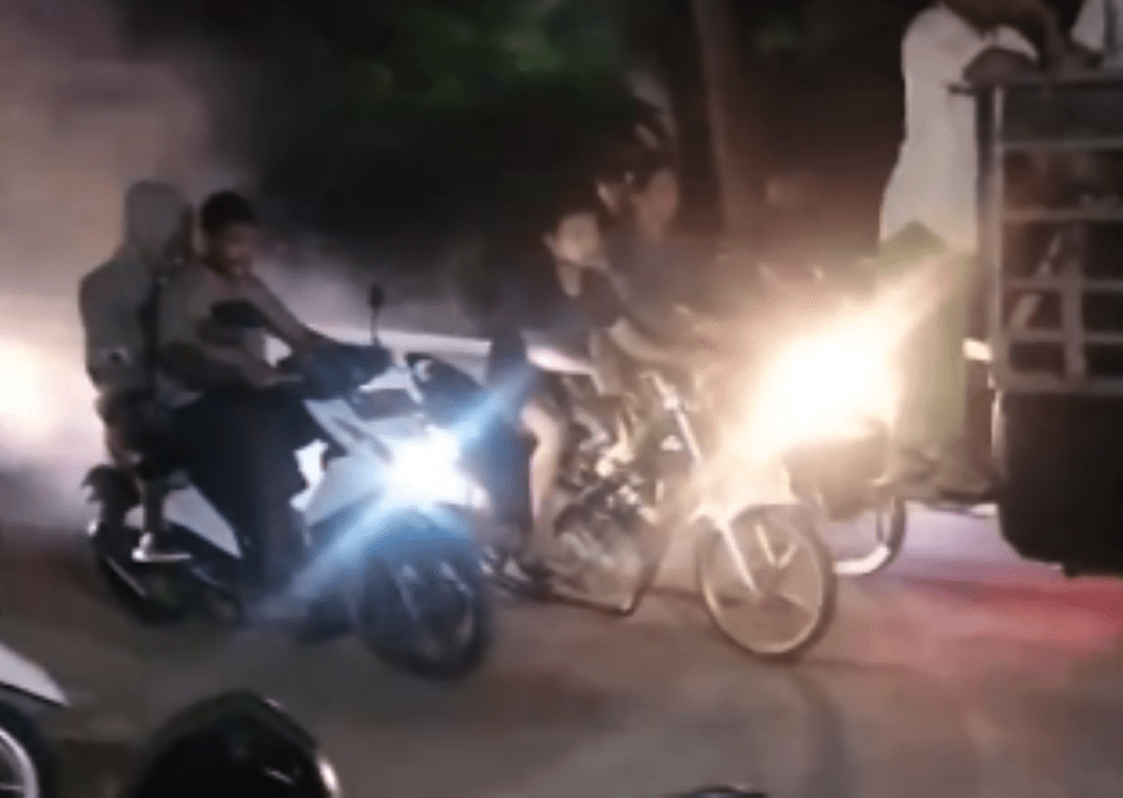 Aksi pengendara sepeda motor saat Malam Takbir, tadi malam. (ft yudi)
