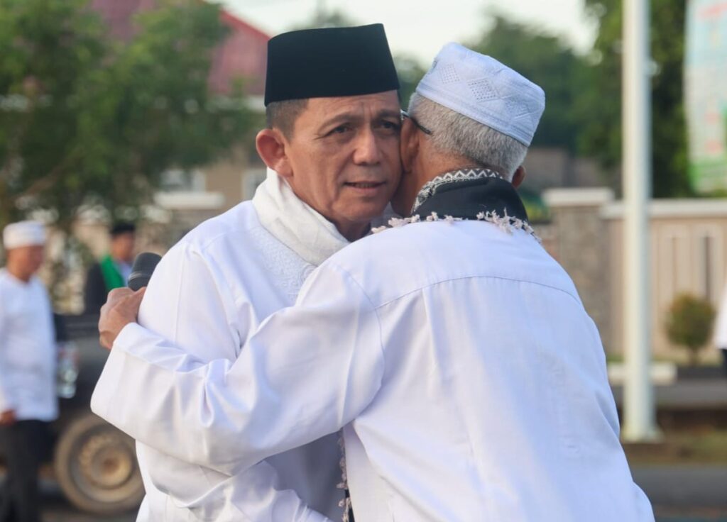 Gubernur Ansar saat memeluk seorang jemaah usai Salat Idul Fitri, pagi ini. (ft amar)