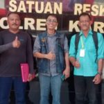 Ketua Barikade Aktivis 98 Kepri, Rahmat Kurniawan beserta lima warga Desa Sanglar saat membuat aduan ke Polres Karimun, siang tadi. (ft sunar)