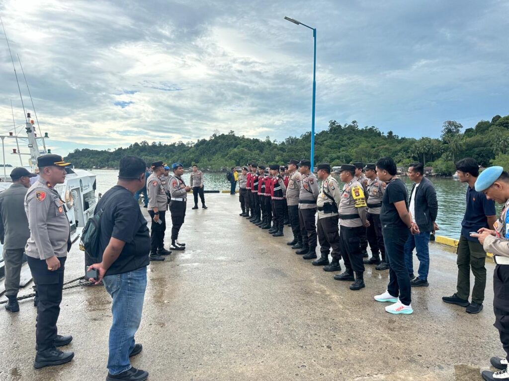 Suasana pemeriksaan personel pengamanan arus mudik di Pelabuhan Jagoh, siang tadi. (ft humaspolreslingga)