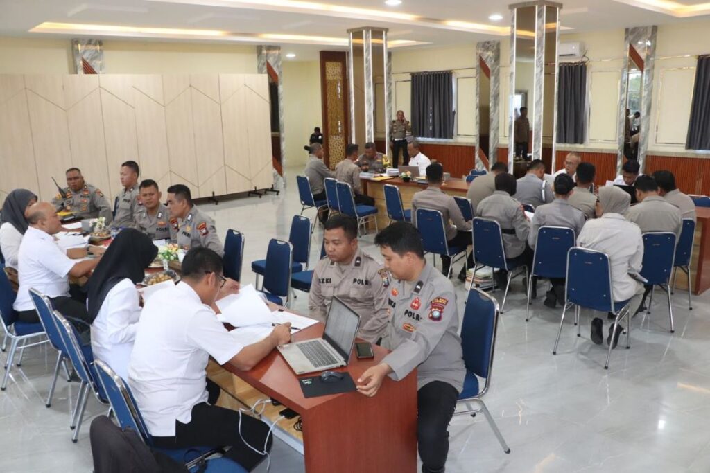 Tim Itwasda Polda Kepri saat memeriksa anggota Polres Karimun di Mapolres Karimun, pagi tadi. (ft yudi)