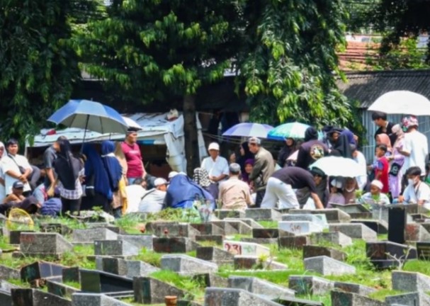 Warga Muslim sedang ziarah kubur di salah satu daerah di Jawa, beberapa waktu lalu. (ft nuonline)