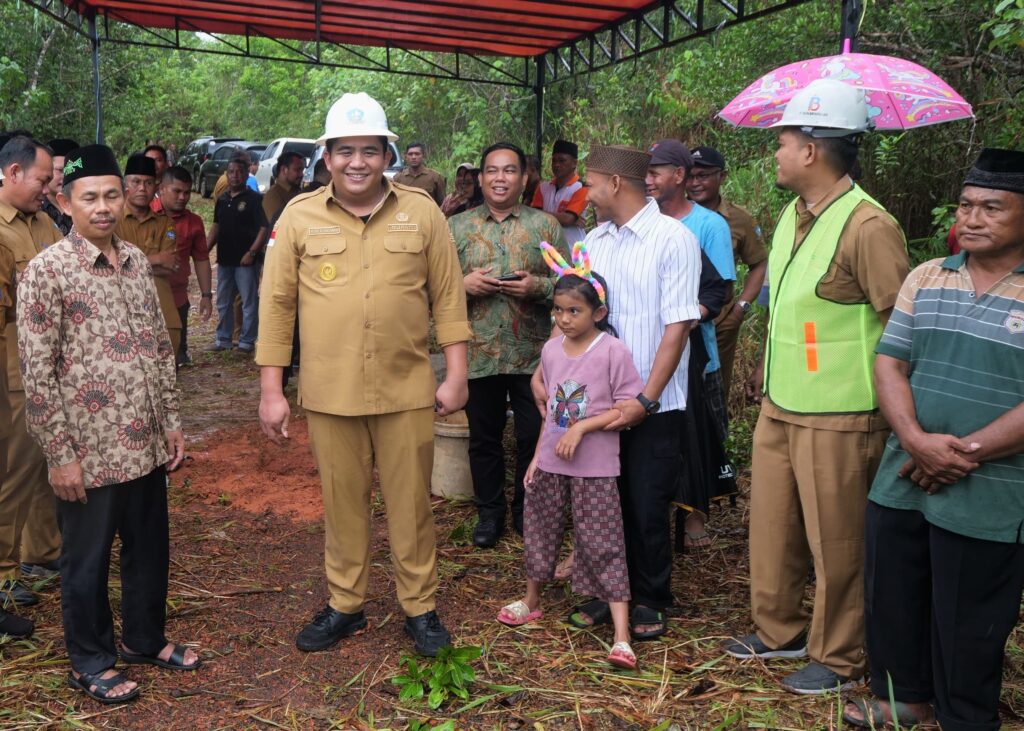 Bupati Roby Kurniawan bersama warga saat peletakan baru pertama pembangunan jembatan di Bukti Batu - Parit Bugis. kemarin. (ft fjamar)