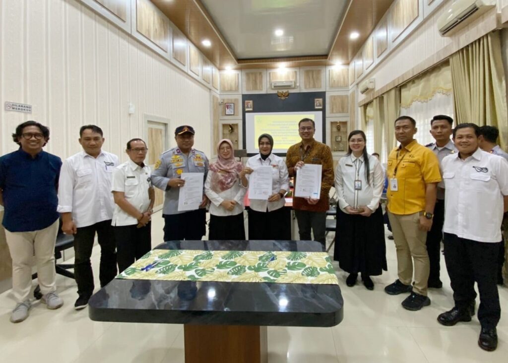 Diperindag, Dishub Tanjungpinang dan PT Bank BUKOPIN berfoto bersama usai menandatangangi kerjasa Fuel Card, siang tadi. (ft fjamar)