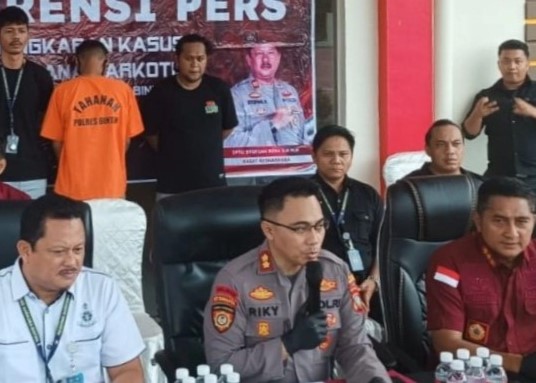 Jalannya konferensi pers di Mako Polres Bintan terkait penangkapan peredaran Narkoba yang terjadi di Parkiran Lapas Narkotika, pagi tadi. (ft fikri)