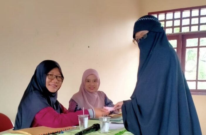 Kelurahan Dabo Lama Bagikan Insetif Guru TPA, Nuje, dan Fardu Kifayah