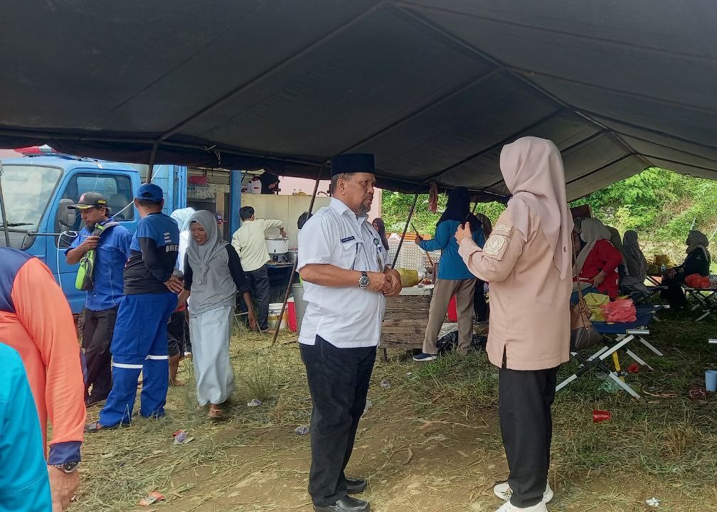 Kepala BPBD Kepri Muhammad Hasbi saat meninjau lokasi pengungsian korban puting beliung, kemarin. (ft msaimi)