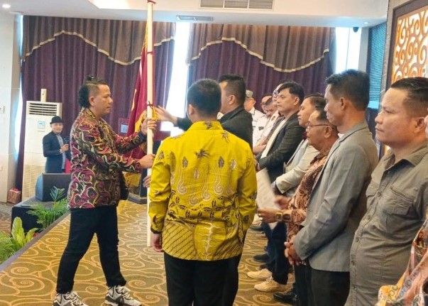 Natalis N Zega saat dilantik menjadi Ketua Umum Persatuan Sihinodola Nias Batam Indonesia (PSNB Indonesia) untuk periode 2024-2026. (ft pnsbindonesia)